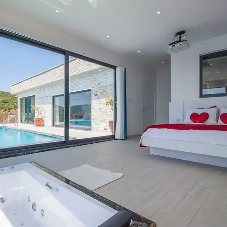 Sleeps 4 Pool Air Con Wifi *