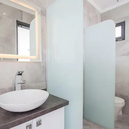 Sleeps 4 Pool Air Con Wifi *