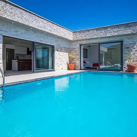 Sleeps 4 Pool Air Con Wifi
